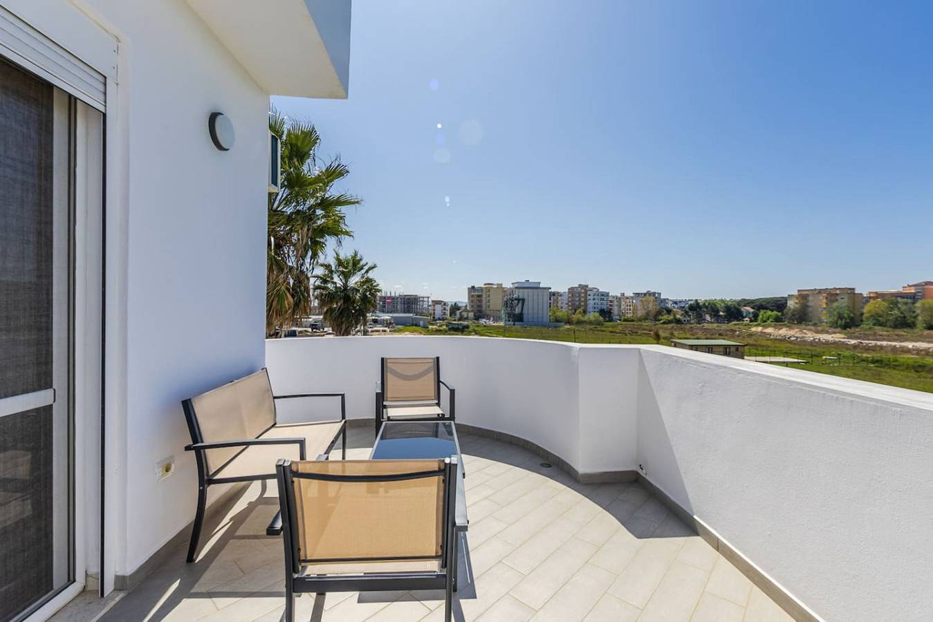 Ganze Wohnung, Ferienwohnung für 4 Personen mit Balkon in Golem, Albanien