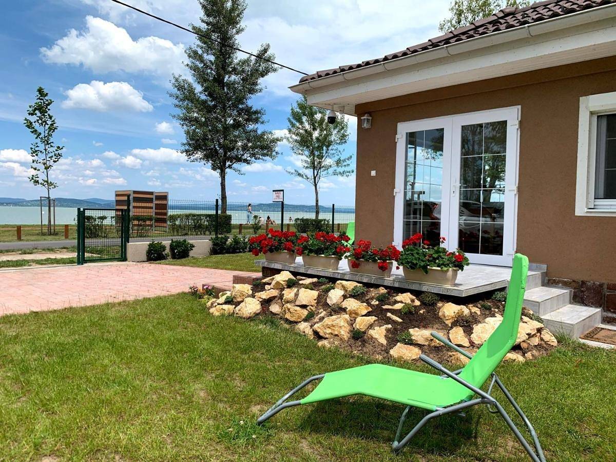 Exclusive Beachfront Villa in Fonjod, Plattensee Südufer