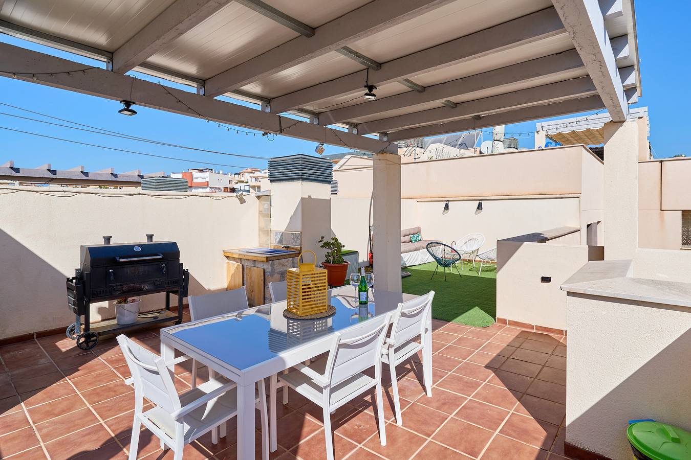 Apartamento entero, Apartamento 'Ático de 2 Habitaciones' con Vistas al Mar, Wi-Fi y Aire Acondicionado in Benajarafe, Vélez-Málaga