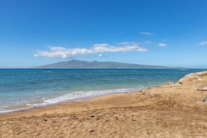 Beach rental for 8 people, with pool and hot tub as well as yard on Maui