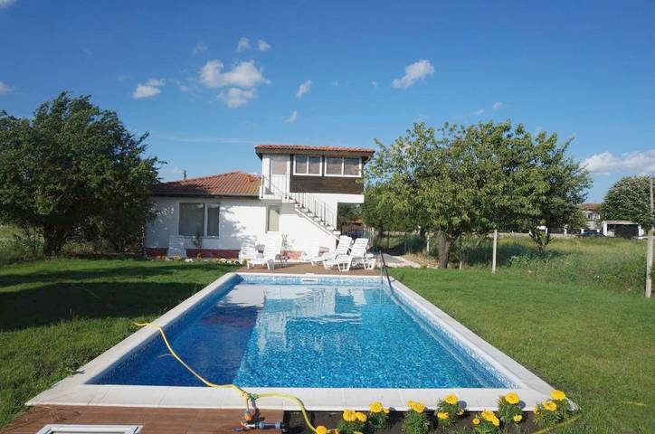 Casa rural para 4 personas, con jardín y piscina, Se admiten mascotas en Bulgaria
