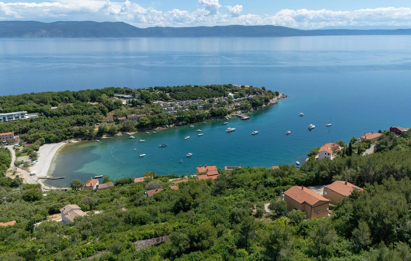 Escapade en bord de mer : spacieux appartement d'une chambre avec piscine et vue imprenable in Raša, Côte Est de l'Istrie
