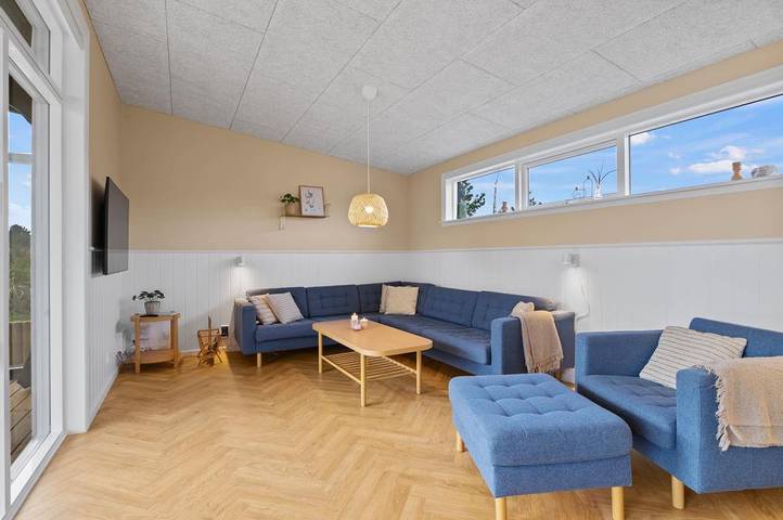 Modern holiday home with outdoor hot tub and sauna in Bjerregård, Holmsland Klit