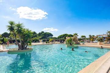 Mobil home pour 4 personnes, avec terrasse et piscine dans Plages des Cabanes de Fleury