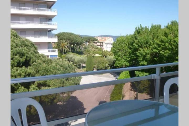 Gîte pour 4 personnes, avec terrasse et piscine dans Office De Tourisme Cavalaire - 4