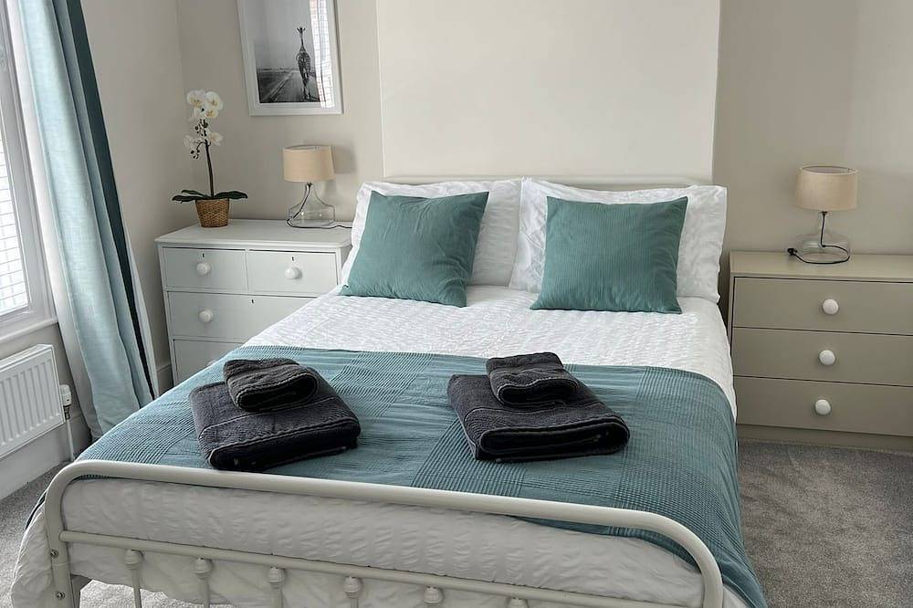 Train Station Cottage Taunton - Walk to town, pet friendly! in Taunton, Somerset