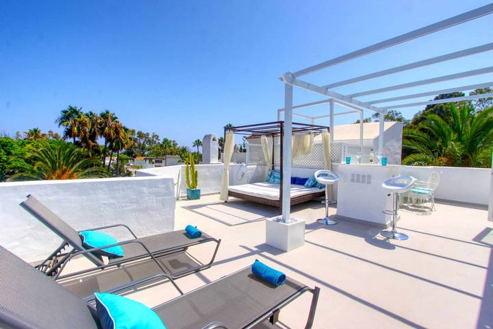 Vakantieappartement voor 12 personen, with Balkon and Terras as well as Tuin and Kinderzwembad in Elviria