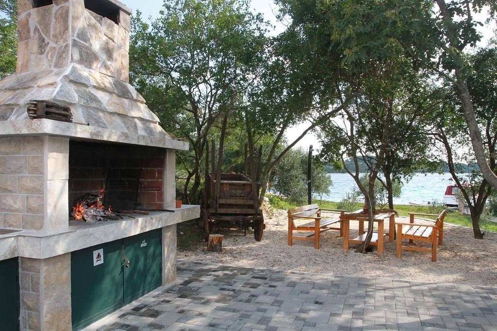 Robinsonhaus in Okrug Gornji mit Meerblick, Terrasse (4452-1) in Konoba Duga beach, Okrug Gornji