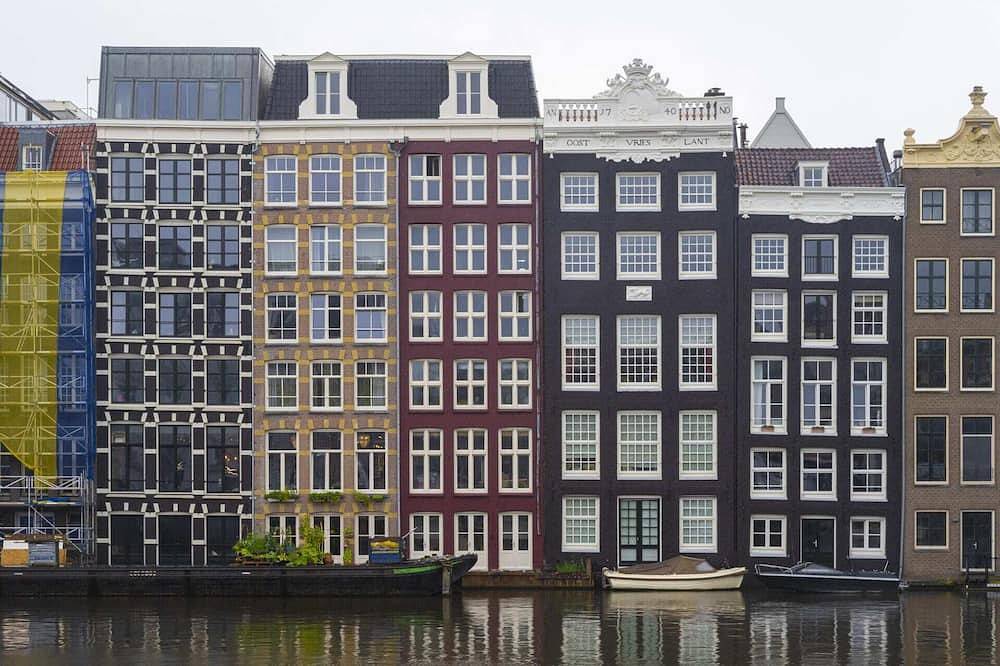 Short Drive to Royal Palace Amsterdam! Fully-equipped Kitchen in Amsterdam Zuid, Noord-Holland