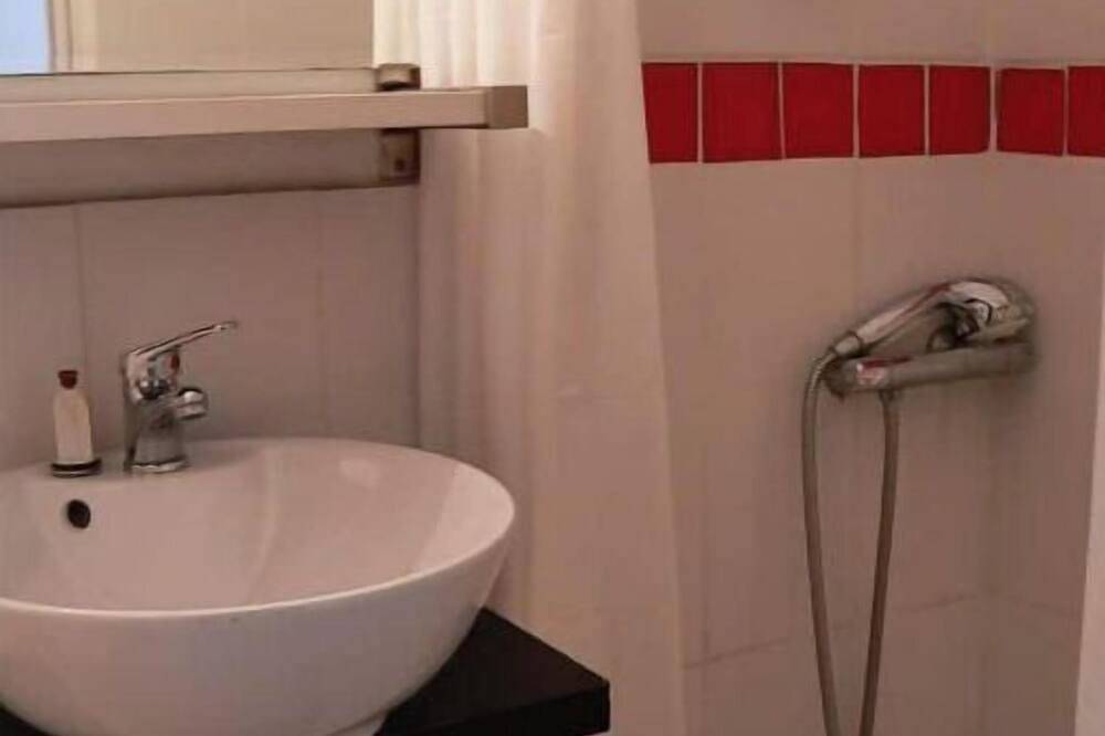 Apartamento entero, Artist's gîte 50 m from the sea and stores, quiet, flower-filled street in Camaret-sur-Mer, Iroise