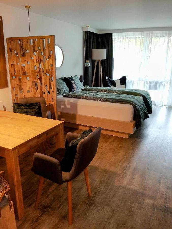 Ferienwohnung für 2 Personen, mit Whirlpool und Terrasse sowie Garten und Pool am Schliersee