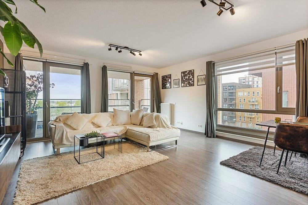 Ganze Wohnung, Spacious Amsterdam-edge retreat: sunset balcony & 6 min train to Ams in Zaandam, Holländische Küste