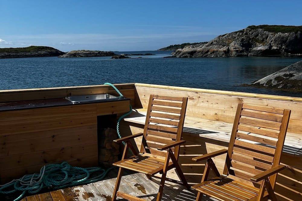 Unforgettable Floating Suite, located in the beautiful Kvenvær archipelago in Hitra