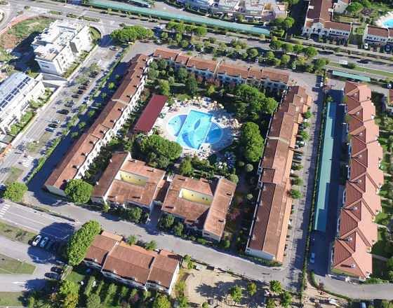 Resort per 5 persone, con Balcone e Giardino nonché Piscina per bambini e Piscina in 