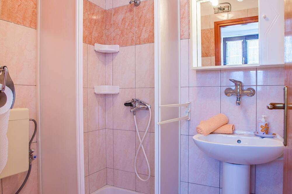 Ganze Wohnung, 1-Zimmer-Ferienwohnung mit Terrasse Cres in Cres Stadt, Cres