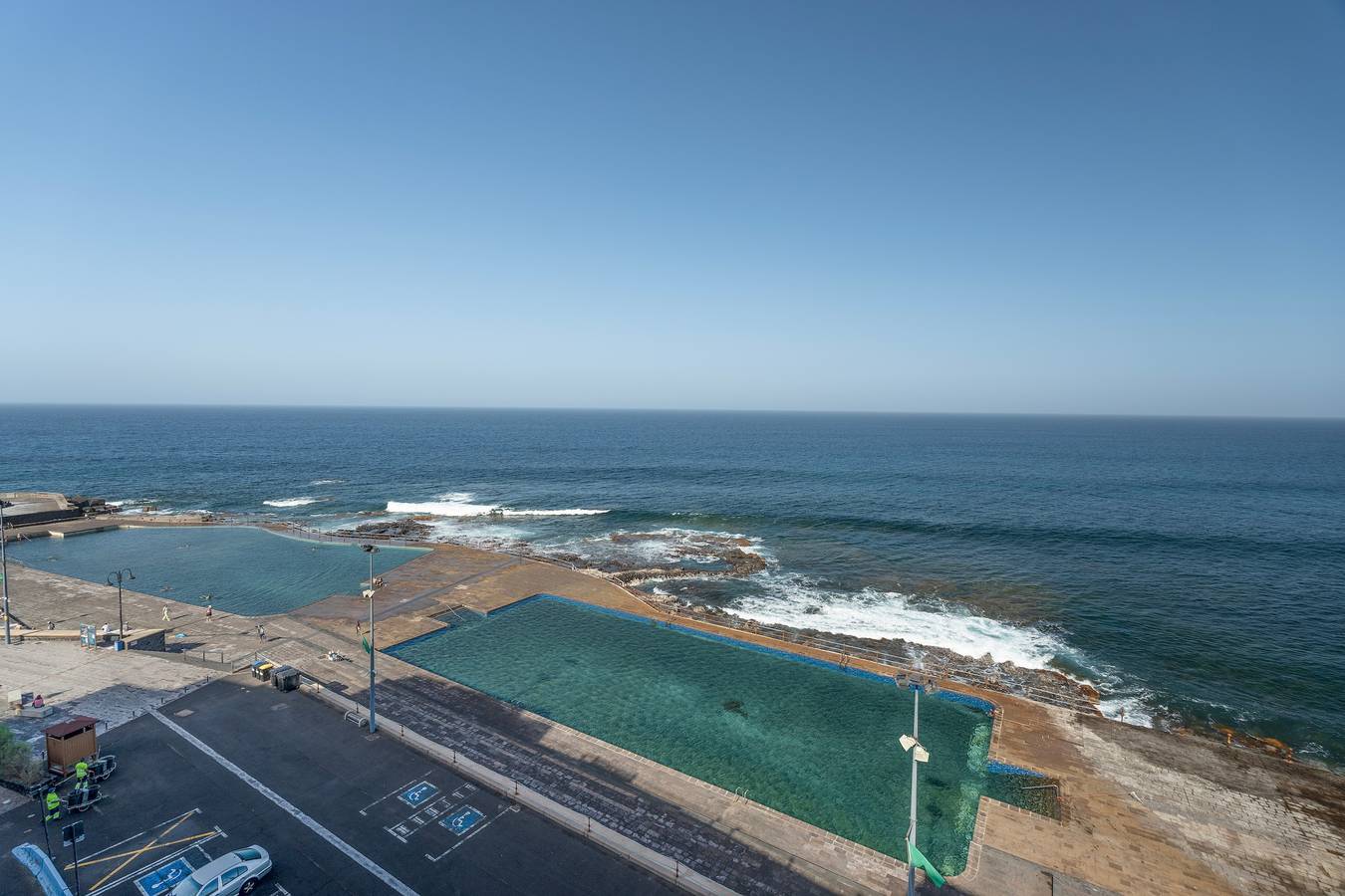 Appartement entier, Vacances 'Bajamar Seaview' avec vue sur la mer, piscine partagée et Wi-Fi in Bajamar, San Cristóbal de La Laguna