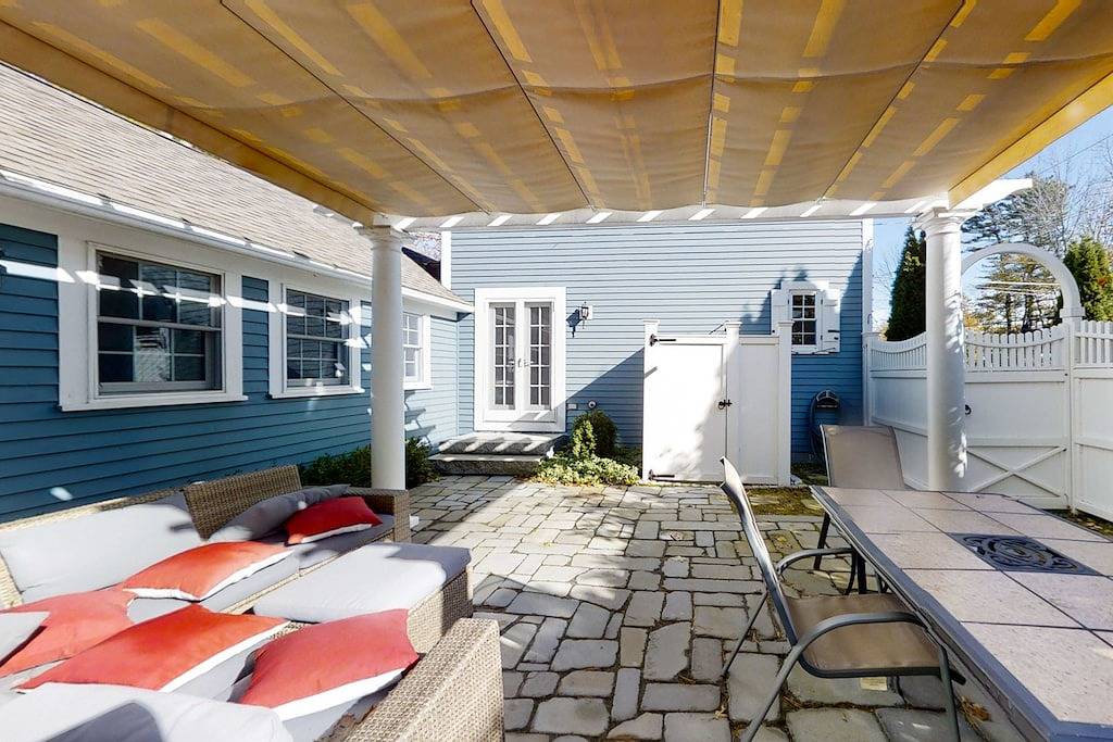 Historical New England home, outdoor shower , Dog-friendly in Boothbay Harbor, Lincoln County (Maine)