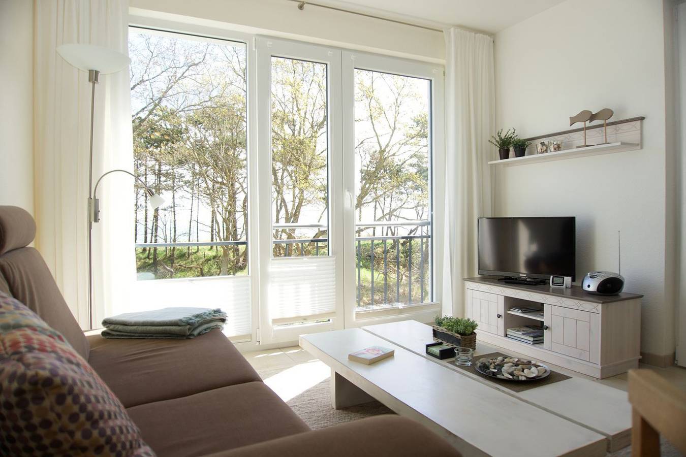 Appartement entier, Großzügige Ferienwohnung mit überdachtem Balkon und Meerblick, direkt am Strand in Breege, Région de Rügen