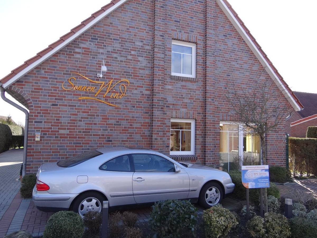 Harmonisch und gemütlich: Die geschmackvoll eingerichtete Doppelhaushälfte von ca. 70 qm lässt keine Wünsche offen. Auf der lauschigen Terrasse lassen sich wunderbare Stunden verbringen. in Carolinensiel, Landkreis Wittmund