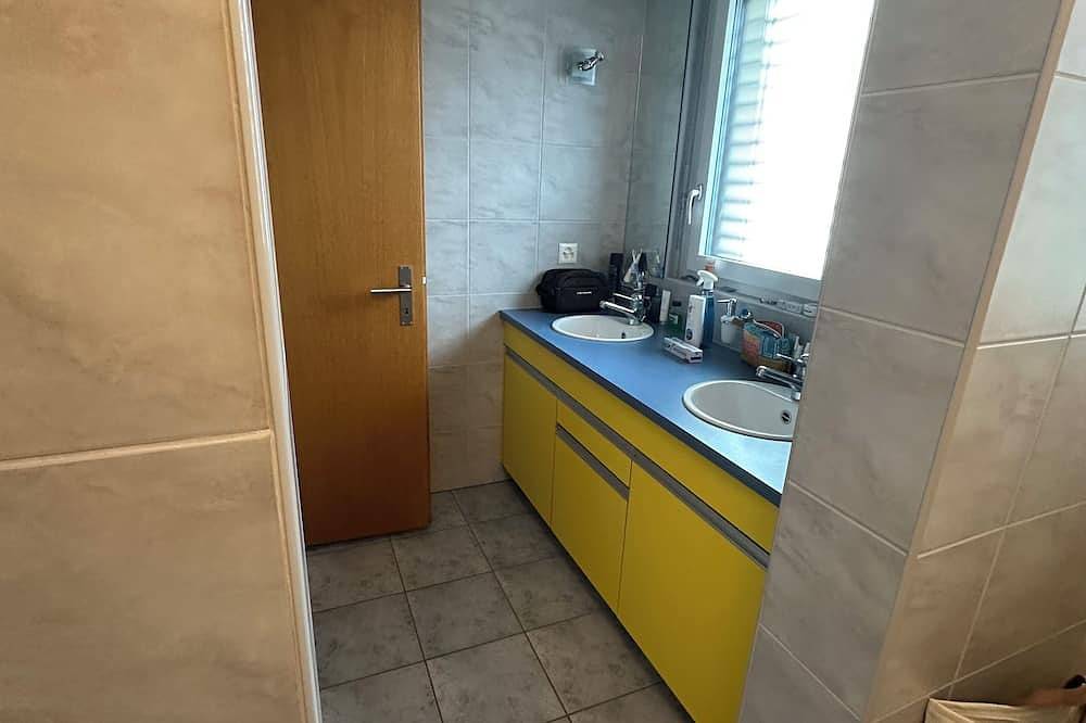 Ganze Wohnung, Tolle Wohnung 5 km vom Skigebiet Laax/Flims entfernt. Direkt oberhalb Golfplatz. in Sagogn, Flims Laax Falera