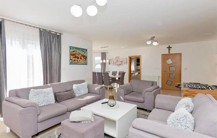 Gemütliche Ferienwohnung mit Pool, WLAN und Parkplatz in der Nähe des Flusses Ričina und des Prološko-Sees in Imotski, Makarska Riviera