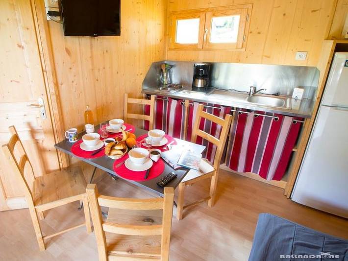 Flower Camping La Chênaie - Chalet 4 personnes - Bois Confort 24m² 2 chambres + terrasse couverte + TV 4 pers in Yport, Région du Havre