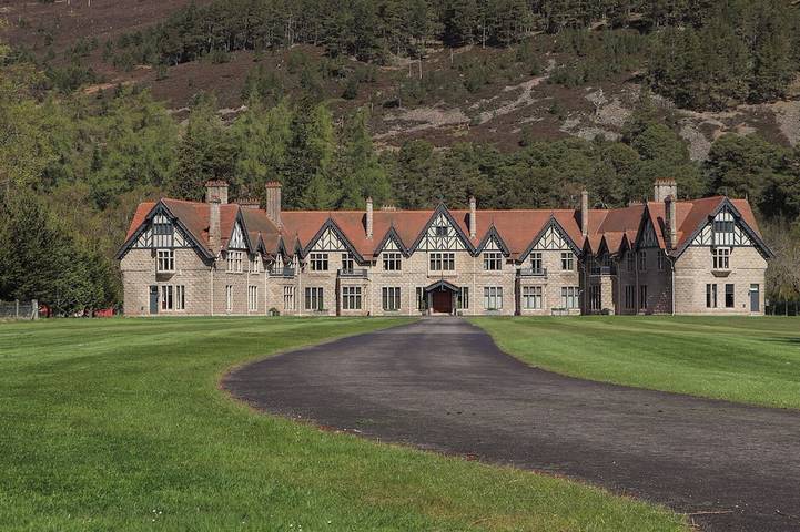 Holiday rental for 17 people in Braemar