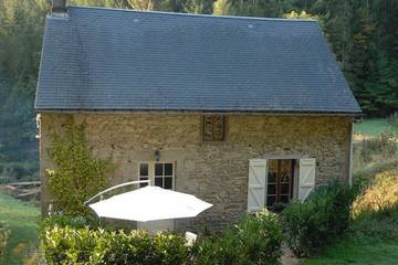Gîte pour 4 personnes, avec terrasse ainsi que jardin et piscine à Meymac