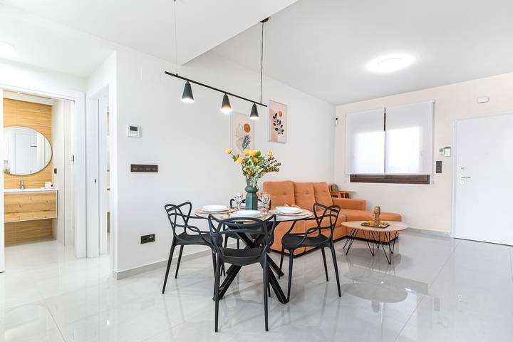 Geheel appartement, Appartement 'Costa Casa Fens' met Gedeeld Zwembad, Wi-Fi en Airconditioning in Torrevieja, Costa Blanca