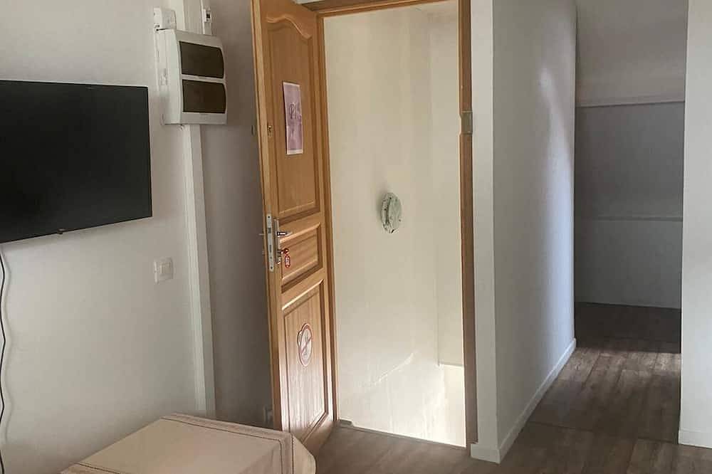 Appartement entier, P1 studio, à 5 minutes du super U à pied, à 10 minutes du centre-ville à pied. in La Ferté-Gaucher, Seine-et-Marne
