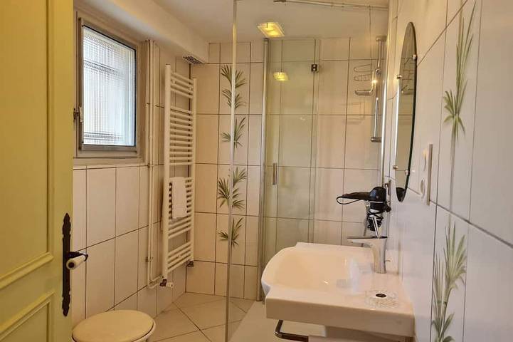 Zimmer Châteauneuf: Rustikaler Charme mit Privat Terrasse und Wlan in Saint-Benoît-sur-Loire in Saint-Benoît-sur-Loire, Loire-Tal