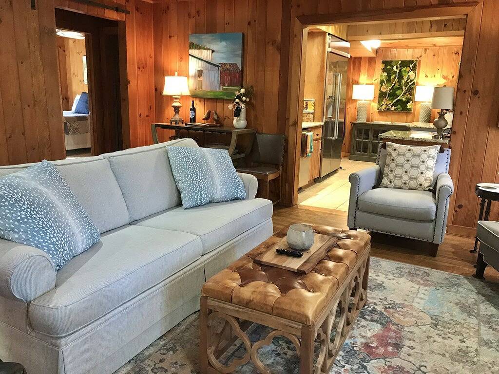 Beautiful Highlands cabin! 8 min to town-Pet friendly-lots of outdoor space in Macon County