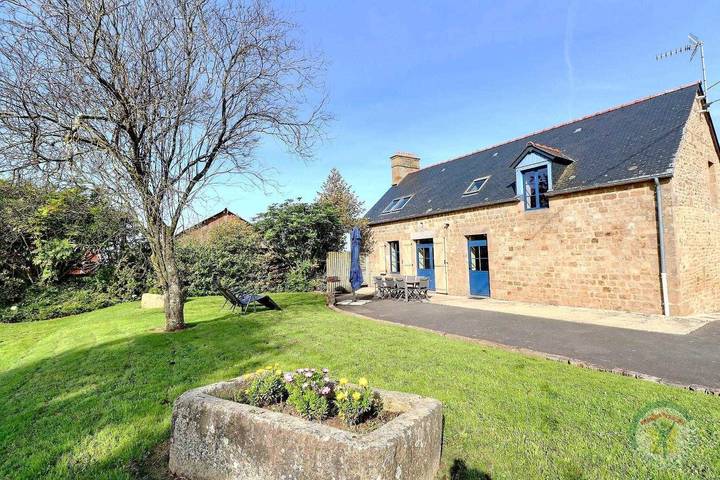 Gîte pour 8 personnes, avec Terrasse ainsi que Jardin et Vue à La Bazouge-du-Désert