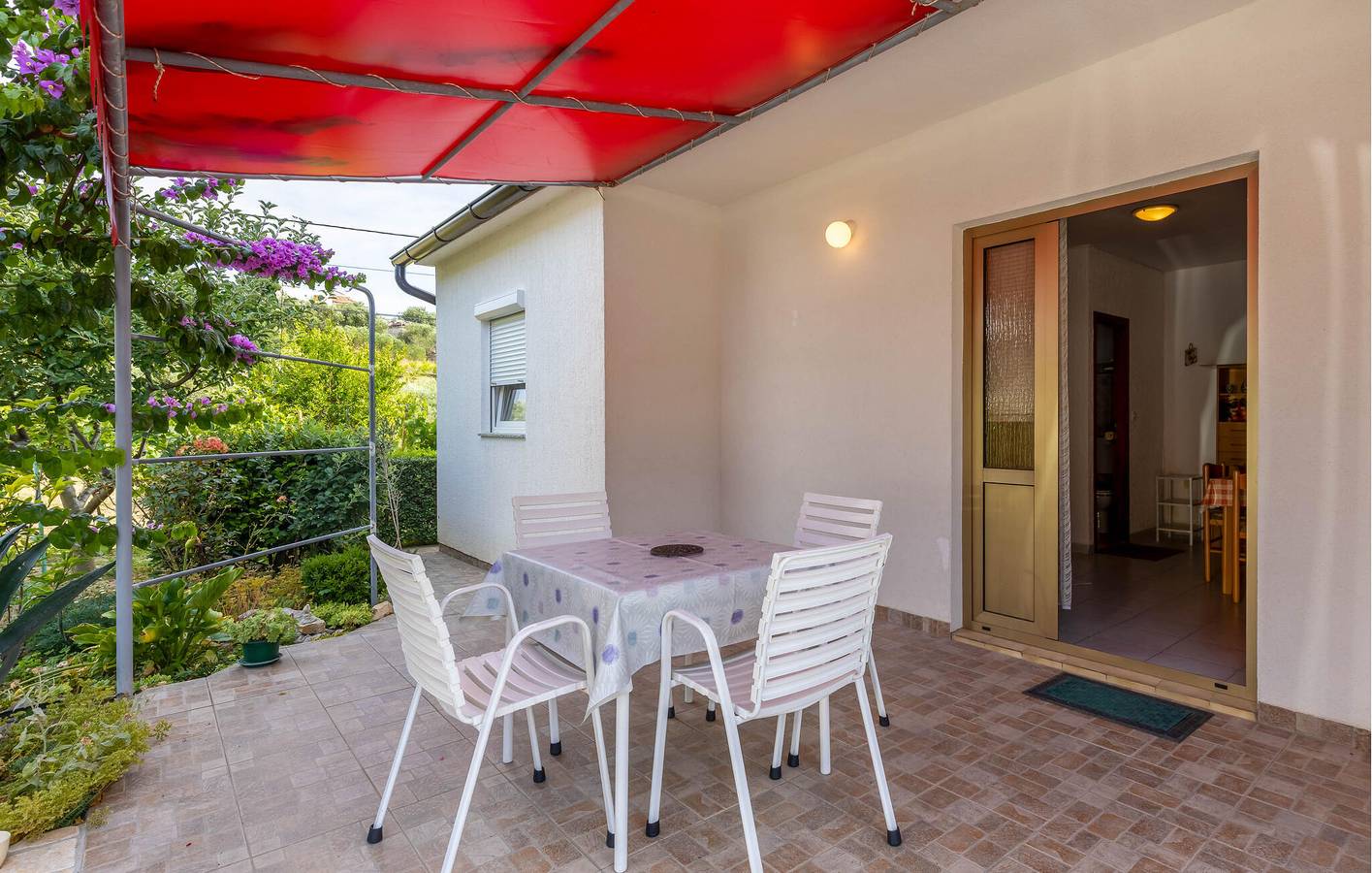 Ganze Ferienwohnung, Gemütliche Ferienwohnung mit Terrasse, WLAN und 1 km Entfernung zum Strand in Supetarska Draga, Rab