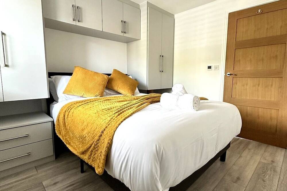 Entire apartment, Urban Stay 5 Guests Free Parking in Woking, Surrey