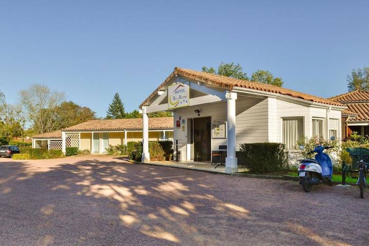 Hôtel pour 2 personnes, avec Terrasse ainsi que Jardin et Piscine à Le Vigeant
