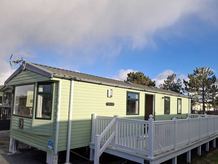 Caravan for 4 people, with Pool in Snowdonia