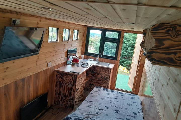 Glamping for 4 people, with garden in South Downs