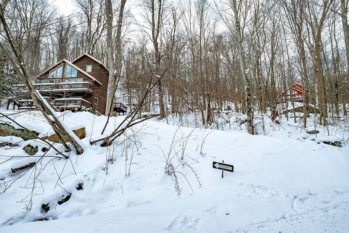 Vacation house for 10 people, with balcony and hot tub, with pets in West Virginia