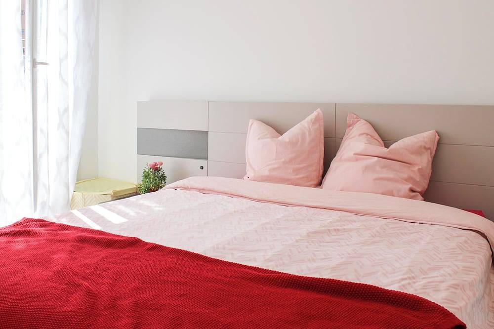 Entire apartment, Apartment with balcony at the gates of Paris in Bagnolet, Seine-Saint-Denis