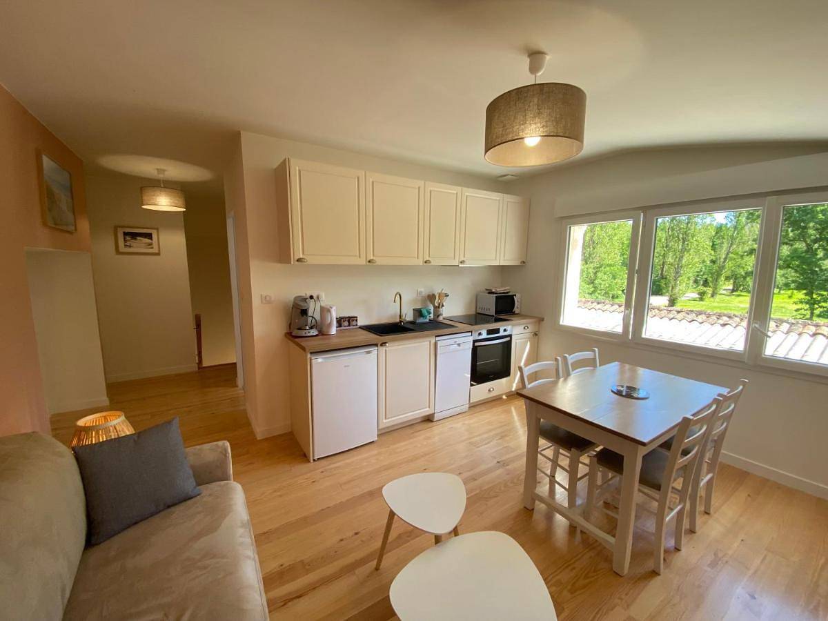 Appartement entier, Le Cast'L 4 Coin de paradis en bord de Dordogne in La Rivière, Région de Libourne