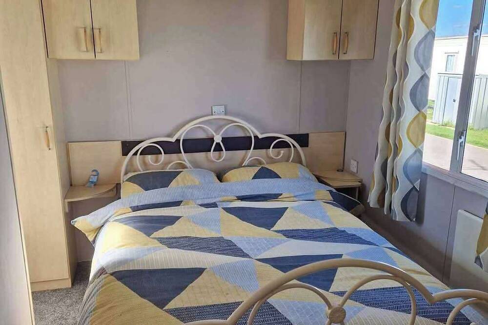 Cabin Sleeps 6 with Wifi in Chapel St. Leonards, Lincolnshire