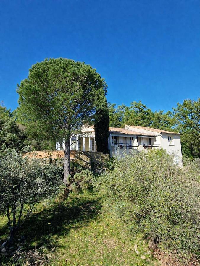 Location de vacances pour 6 personnes, avec vue ainsi que balcon et piscine à Salazac