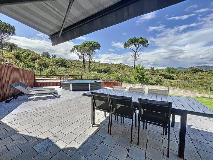 Gîte pour 4 personnes, avec piscine et terrasse ainsi que jardin et vue sur le lac dans le Var - 2
