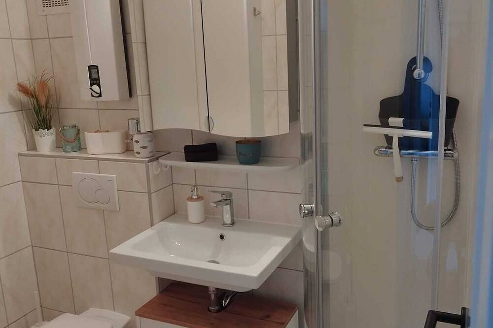 Ganze Wohnung, Gemütliche und barrierefreie Ferienwohnung mit Balkon in Damp. Direkt am Meer. in Damp, Rendsburg-Eckernförde