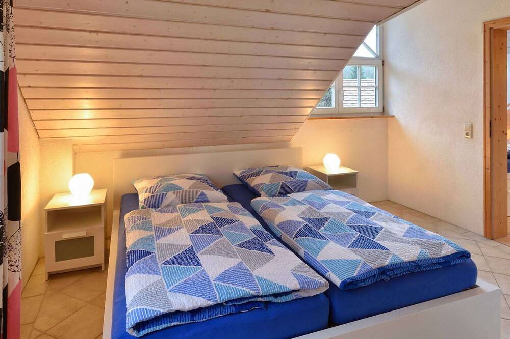 Wohlfühl-Holzhaus mit Sauna, Wlan, Ofen, Garten, Bbq, Spielplatz, eingezäunt, direkt am Wald in Enzklösterle, Nordschwarzwald