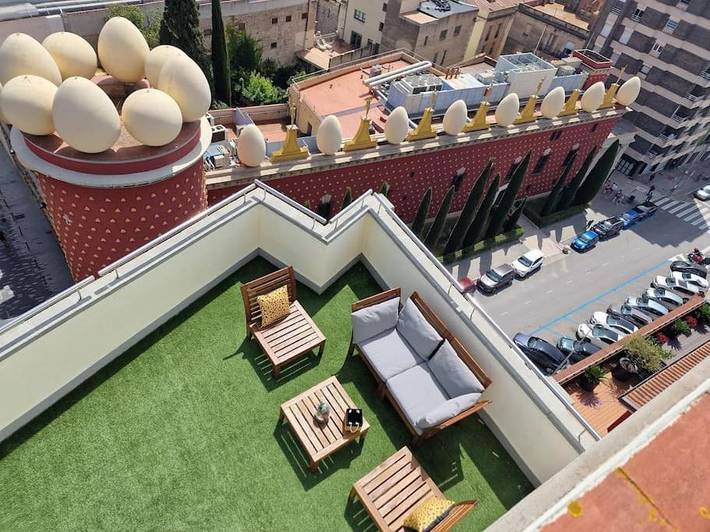 Apartamento para 3 personas, con Balcón y Terraza además de Jardín y Vistas en Figueras