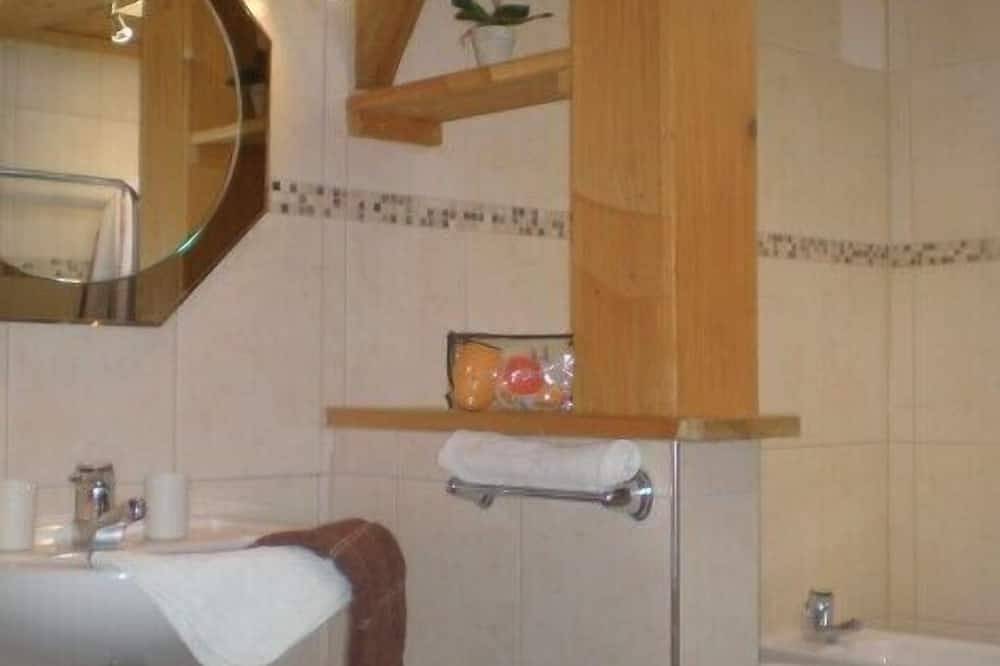 Ganze Wohnung, Ein-Raum-Ferienwohnung 18qm, Dusche/Wc, Küche, Balkon in Reit im Winkl, Bayerische Alpen