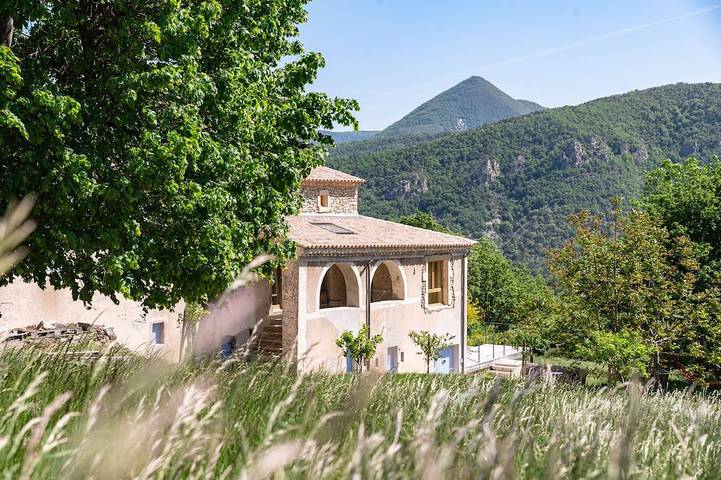 Gîte pour 12 personnes, avec jardin à Teyssières