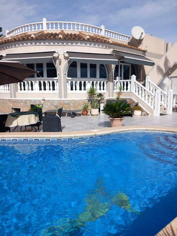 Villa voor 5 personen, with uitzicht and zwembad as well as terras in Madrid